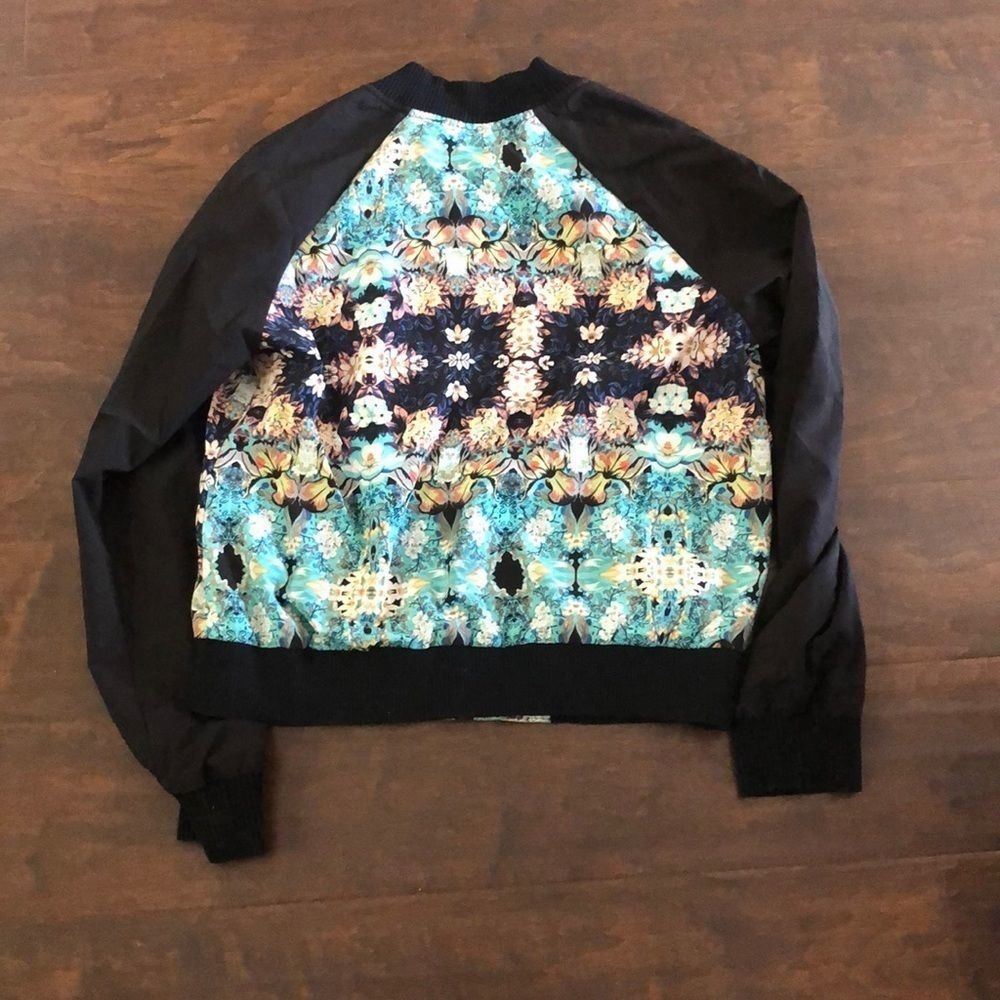 Women’s Jacket - Picture 4 of 4